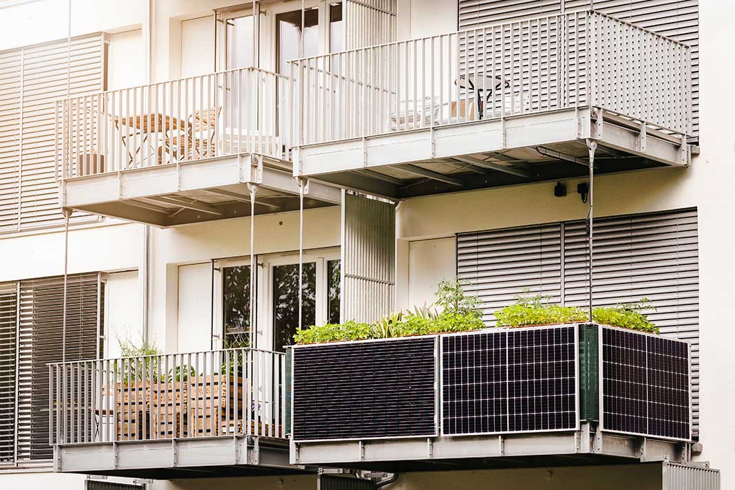 Bild von PV-Anlage auf Balkon