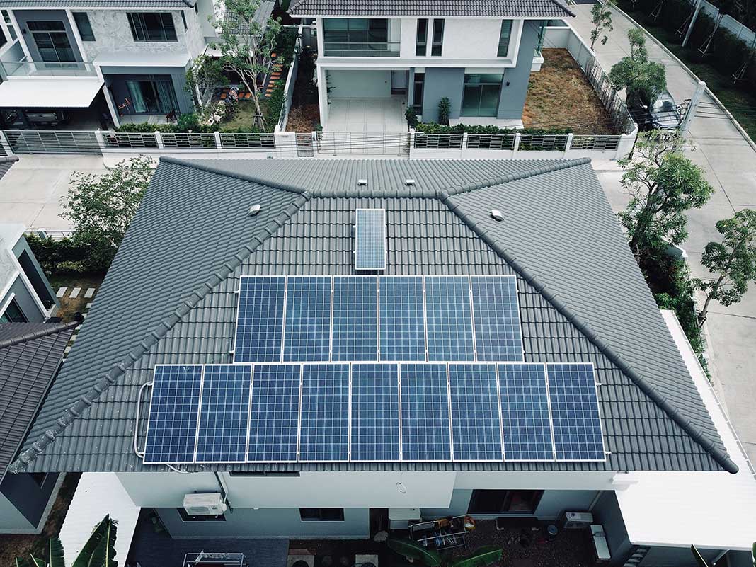 Bild von Hausdach mit Solaranlage