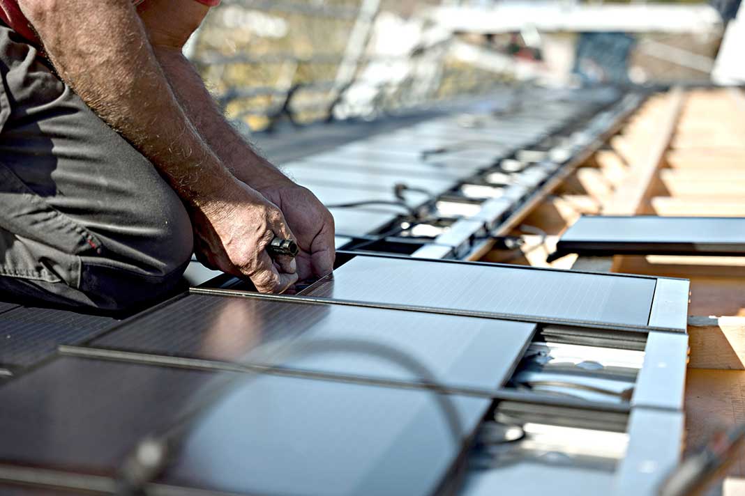 Bild von Montage einer Solaranlage auf Hausdach