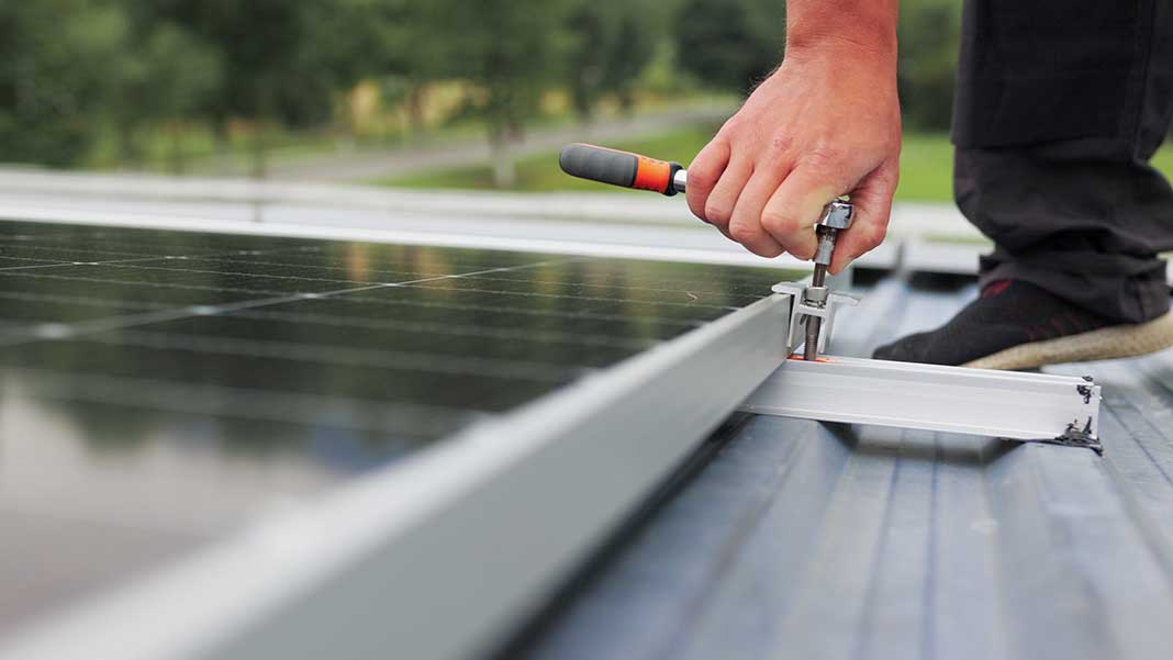 Bild von Montage einer Solaranlage auf Flachdach