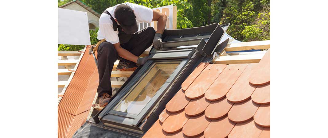 Bild von Dachdecker beim Einbau eines Dachfensters