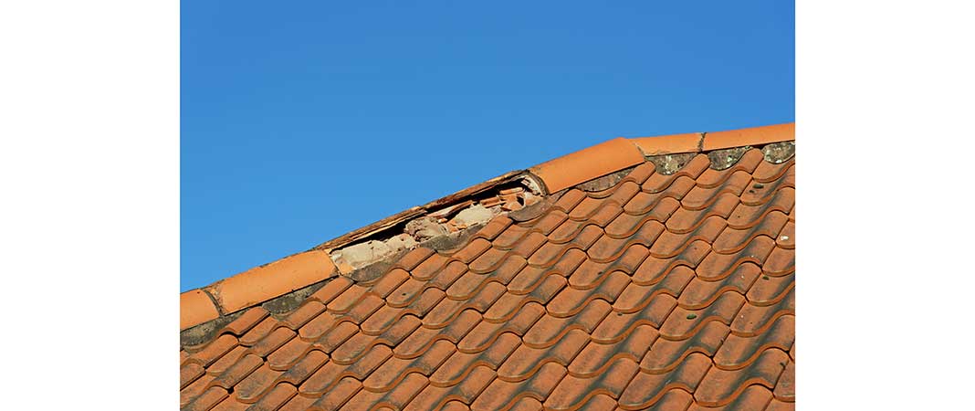 Bild von Dach mit defektem Dachziegeln