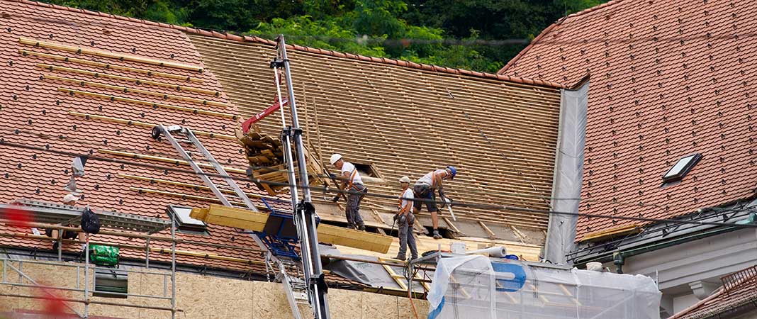 Bild von Dachdeckern bei der Dachsanierung