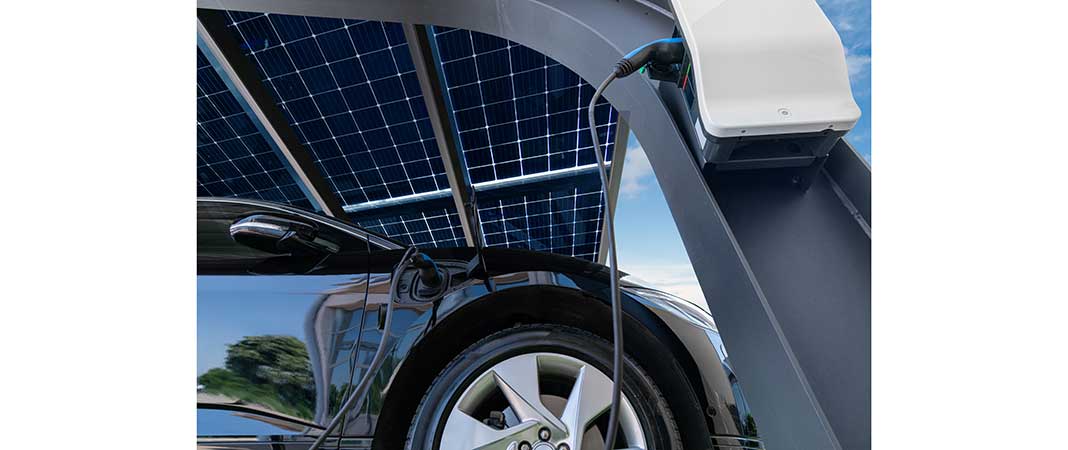Bild von Auto, das im Solarcarport geladen wird