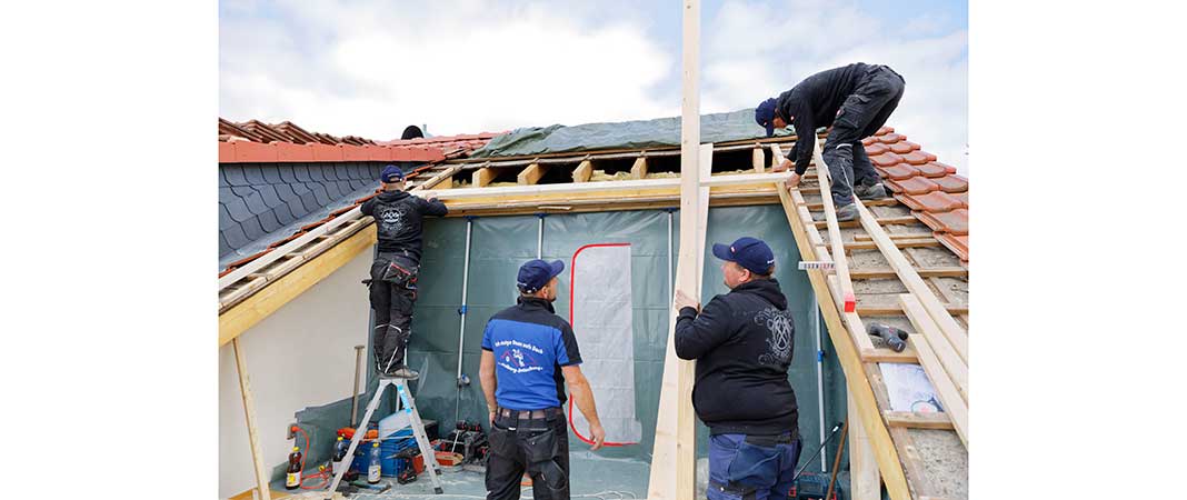 Bild von Dachdeckern beim Einbau eines Dachfensters