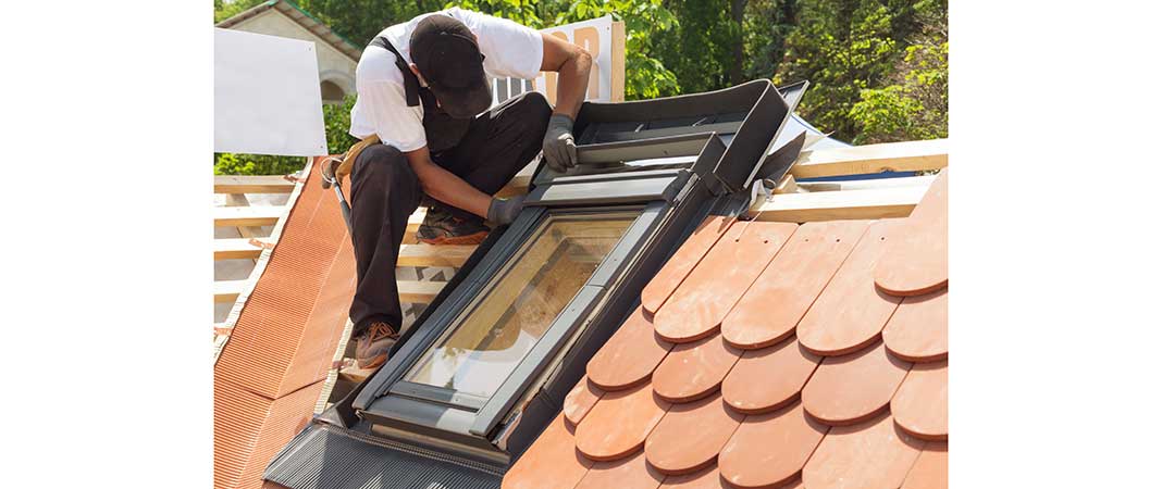 Bild von Dachdecker beim Einbau eines Dachfensters