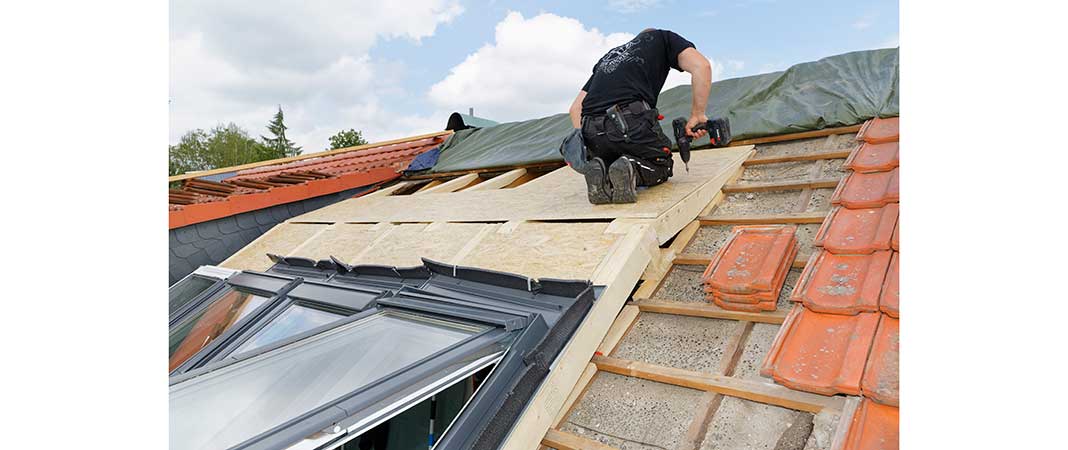 Bild von Dachdecker beim Einbau eines Dachfensters