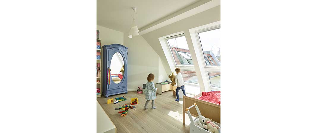 Bild von Kinderzimmer mit grossen, bodentiefen Fenstern