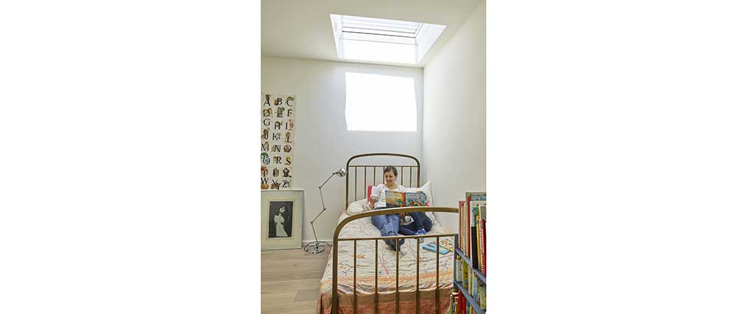 Bild von Flur mit Bett und Velux Flachdach-Fenster