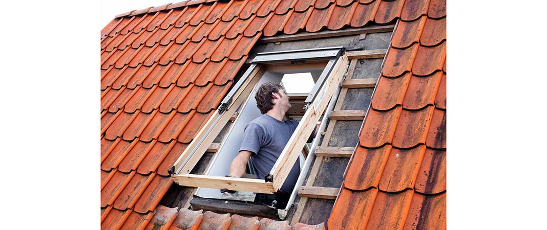 Bild von Dachdecker beim Dachfensteraustausch