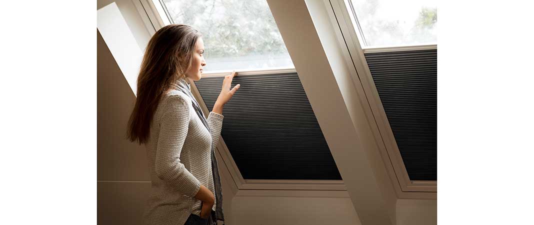 Bild von Frau am Dachfenster