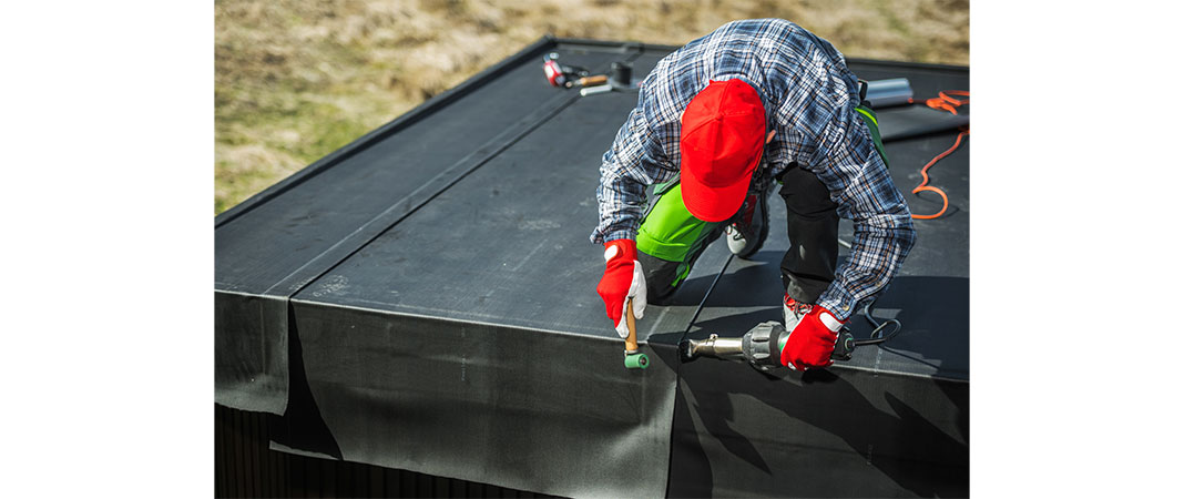 Bild von Gartenhaus, auf dem EPDM-Folie verlegt wird