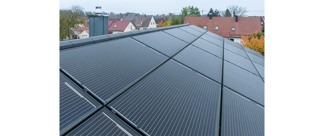 Bild von Solarzellen auf dem Dach eines Hauses