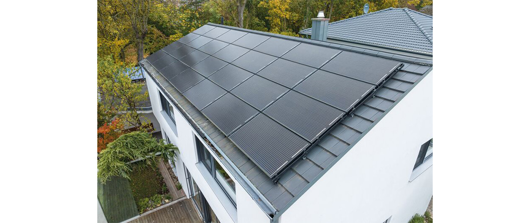 Bild von Solarzellen auf dem Dach eines Hauses