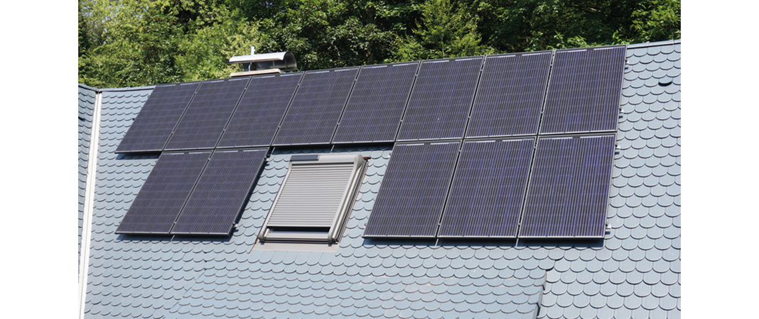 Bild von Solarzellen auf dem Dach eines Hauses