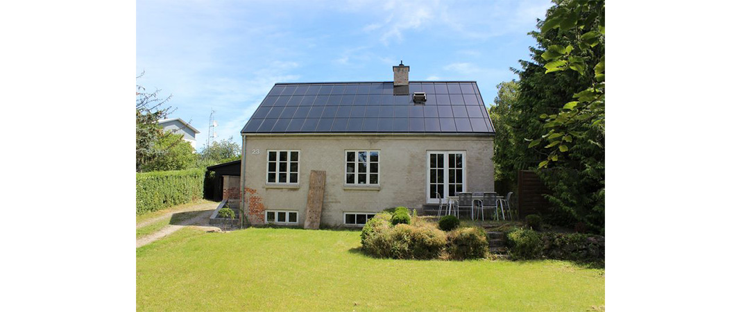 Bild von Solarzellen auf dem Dach eines Hauses