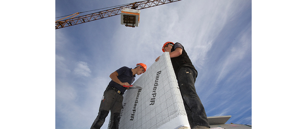 Bild von Dachdeckern bei der Verlegung einer Aufsparrendämmung