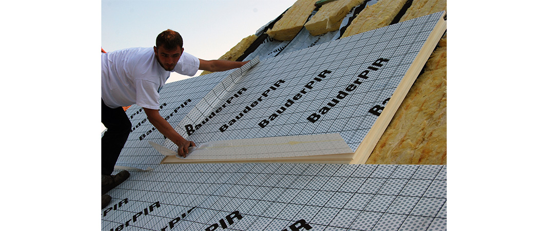 Bild von Dachdeckern bei der Verlegung einer Aufsparrendämmung