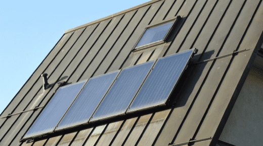 Ein Blechdach mit Photovoltaik