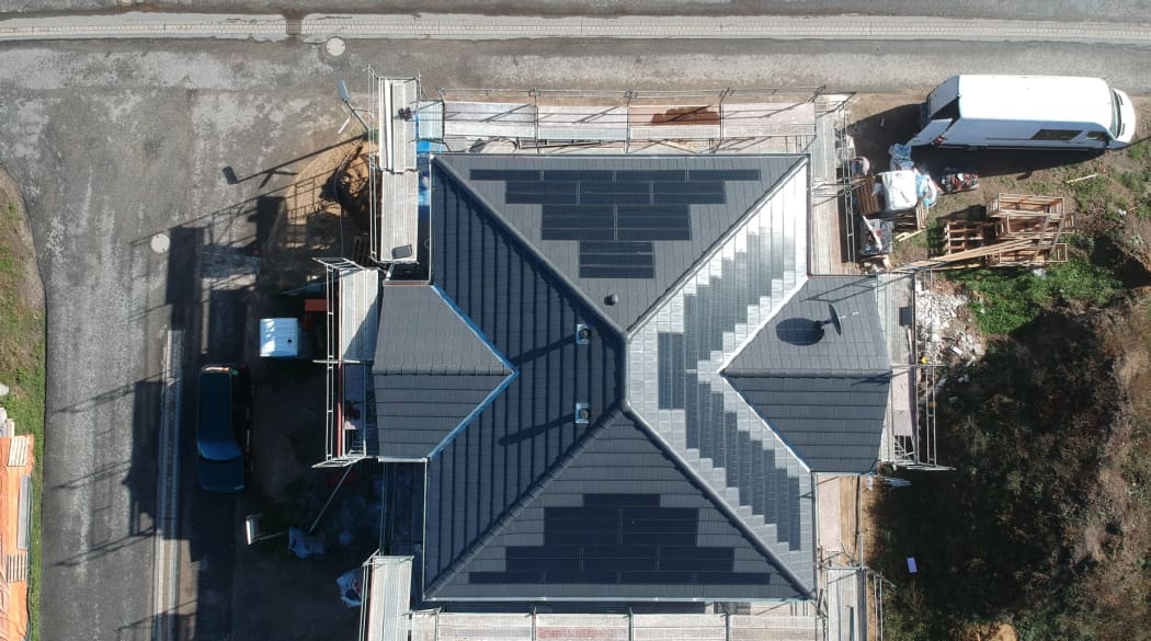 Ein Dach mit Solarziegeln, aufgenommen von oben mit einer Drohne