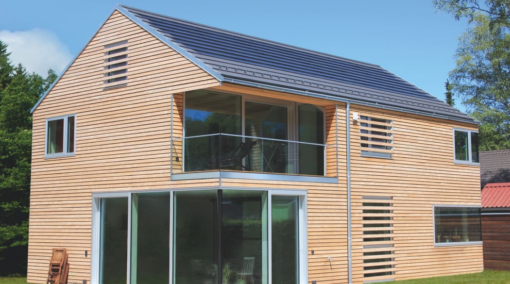 Ein Haus mit Solarziegeln auf dem Dach