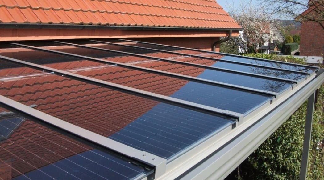 Solarmodule als Dach für eine Terrasse