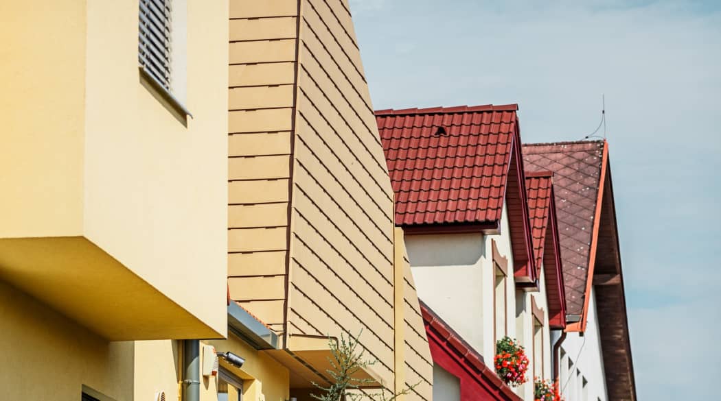 Ein gelbes Einfamilienhaus in Prag in einer Reihenhaussiedlung