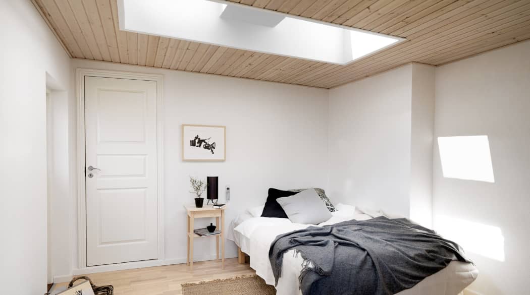 Ein Schlafzimmer mit Oberlicht