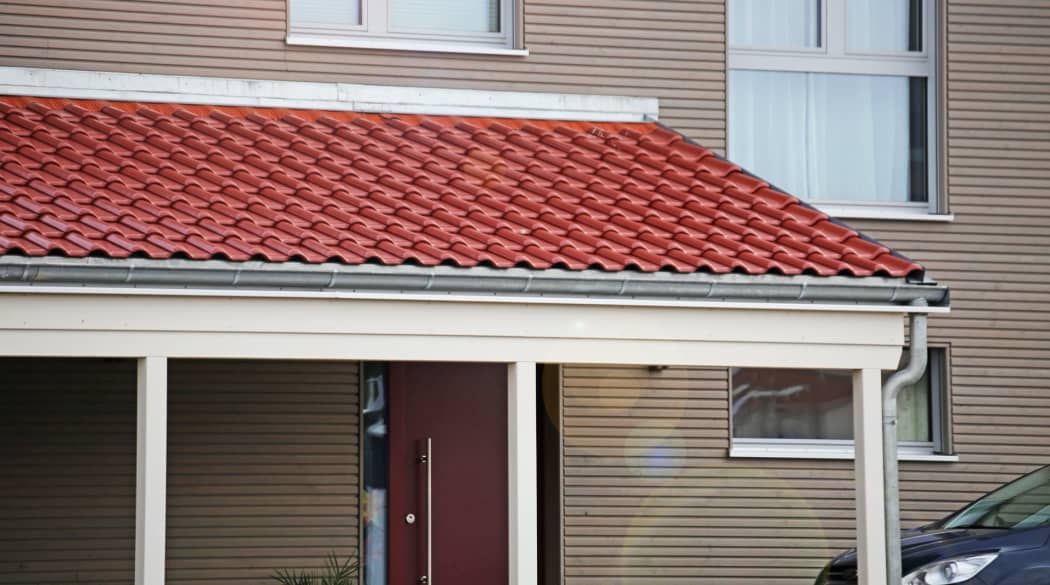 Ein Carport-Dach mit roten Ziegeln.