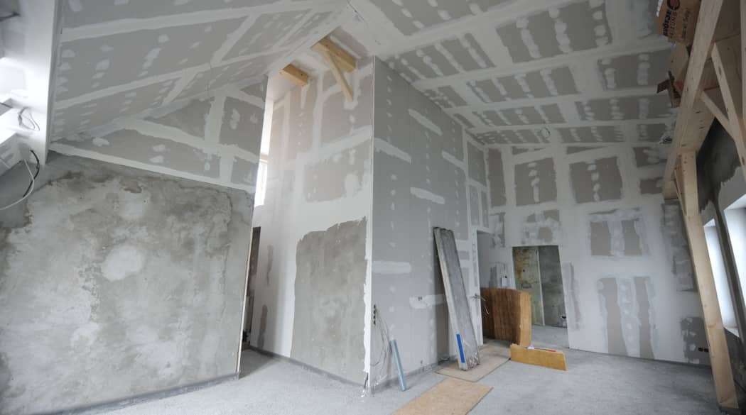 Dachausbau mit Innenausbau: im Inneren der Baustelle mit Trockenbauwänden
