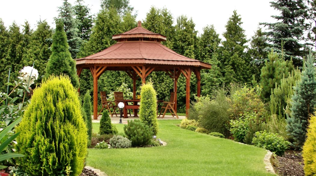 Gartenpavillon im Octogon mit Holzschindeln.