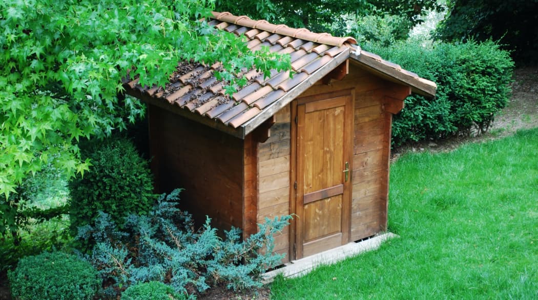Holz-Gartenhaus mit Tonziegeln.