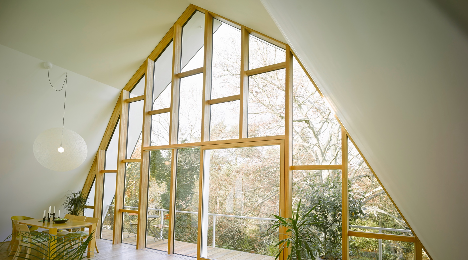Gründerzeitvilla mit Dacherweiterung: große Fensterfront aus Glas