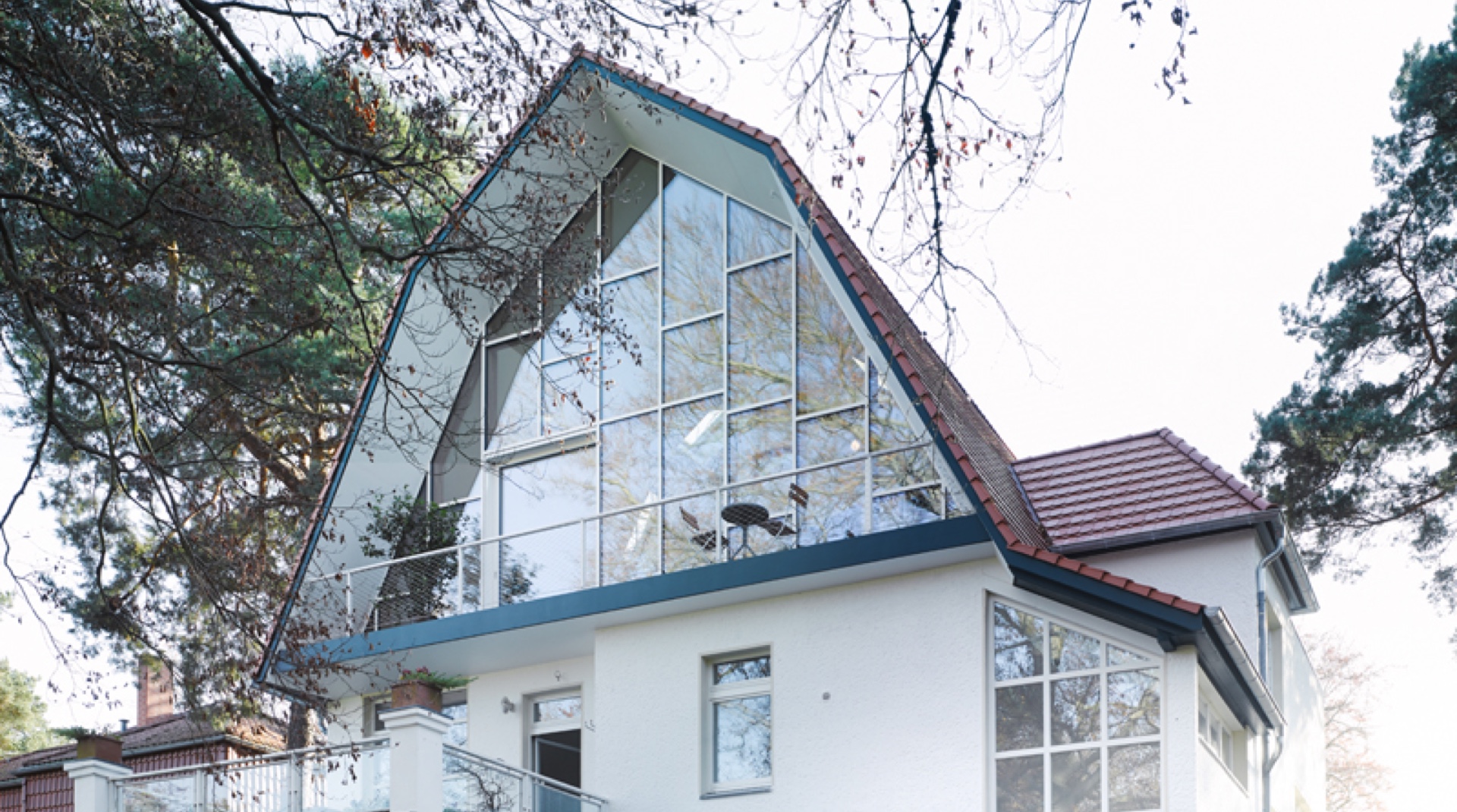 Gründerzeitvilla mit Dacherweiterung: Außenansicht vom Garten her