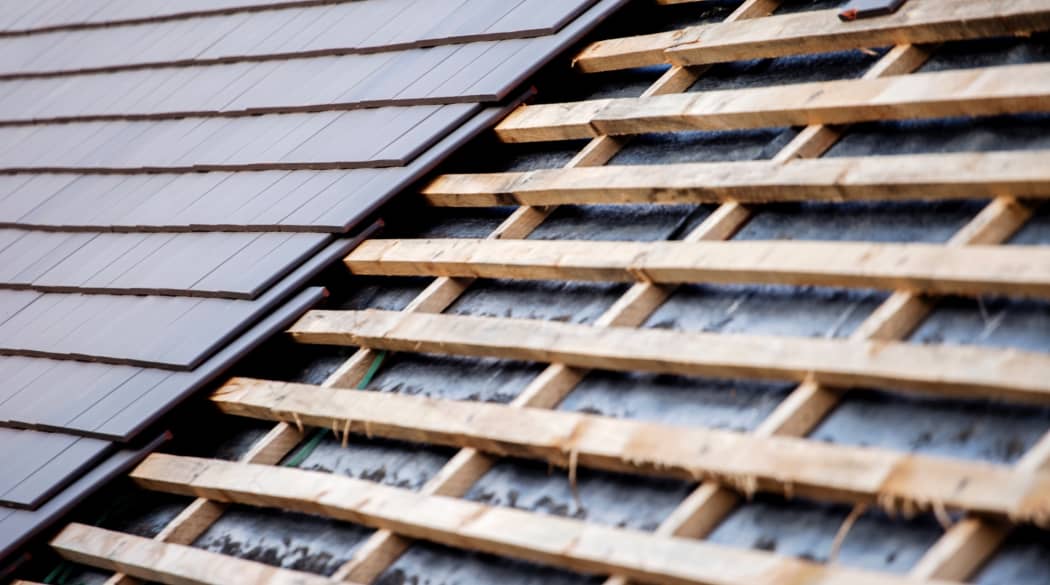 Eine Dachsanierung kann viel mehr umfassen als bloß eine Neueindeckung.