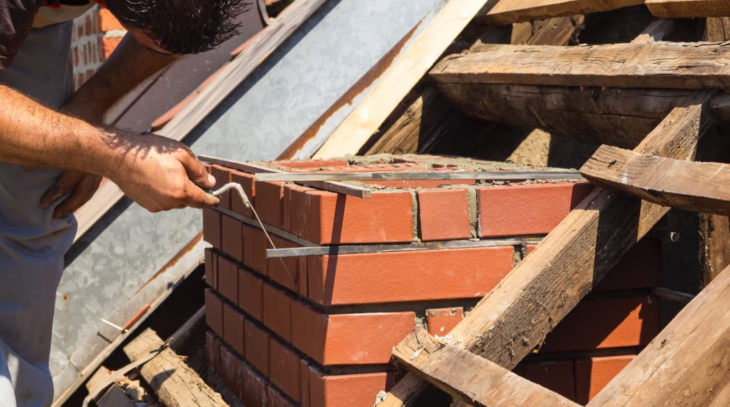 Kamin und der Schornstein können bei einer Dachsanierung weitere Kosten verursachen.