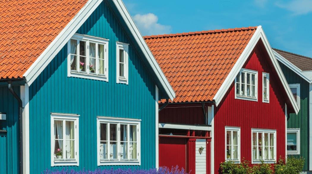 Schwedenhäuser zeichnen sich besonders durch kontrastreiche Farbspiele aus.