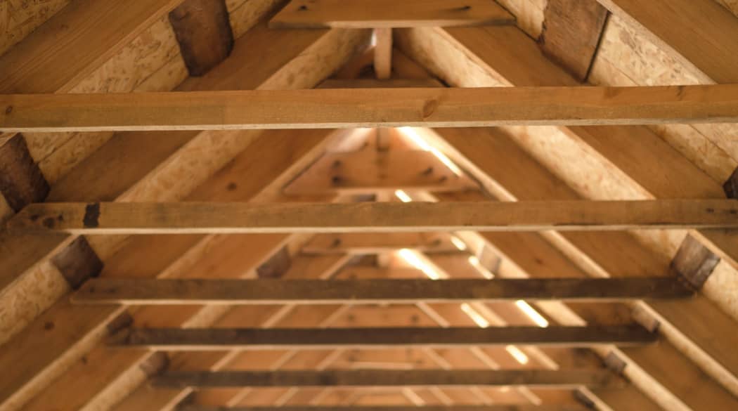 Der Dachstuhl: ein Dachboden mit Kehlbalken