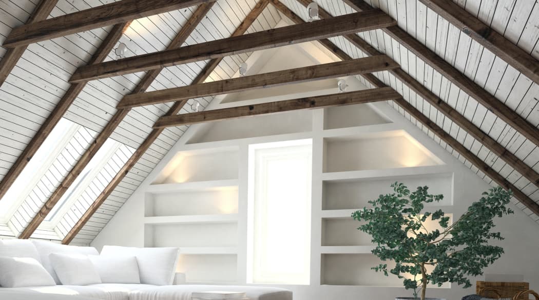 Der Dachstuhl: ein ausgebauter Dachboden mit heller Verkleidung und dunkelbraunen Kehlbalken