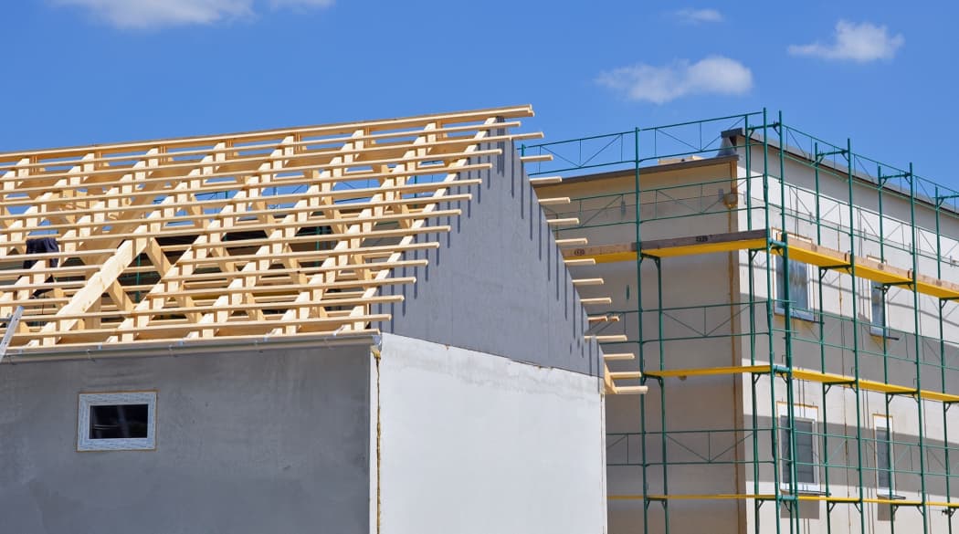 Der Dachstuhl: ein Sparrendach wird gebaut