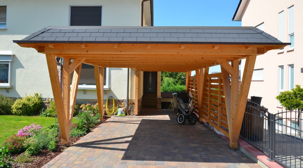 Carport mit geprüftem Holz und dunklem Dach