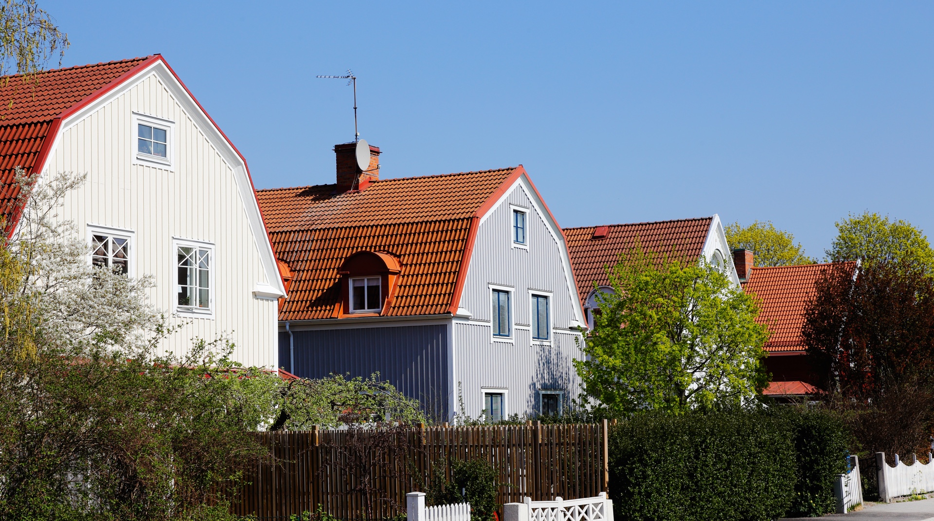 Eine Häusersiedlung mit Mansardendächern, hier allerdings in Schweden.