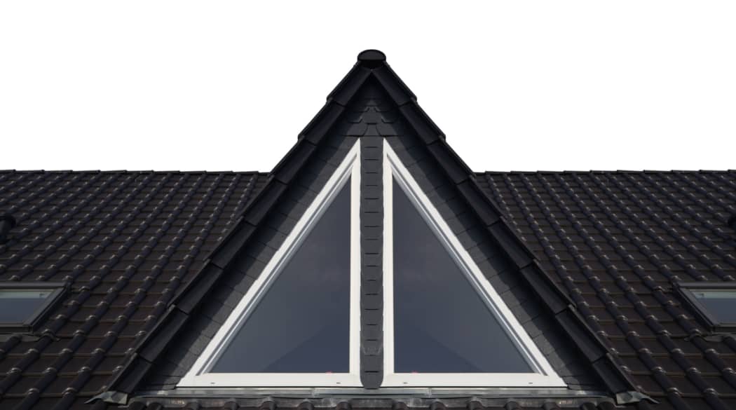 SPITZGAUBE
Die Spitzgaube lässt sich leicht erkennen Dreieckig und spitz läuft sie zu (daher auch Dreiecksgaube genannt). Diese Gaube ist einfach in der Konstruktion und sorgt für einen echten Blickfang am Dach. Allerdings fällt Aufgrund der spitzen Form die zur Verfügung stehende Fensterfläche relativ gering aus.
