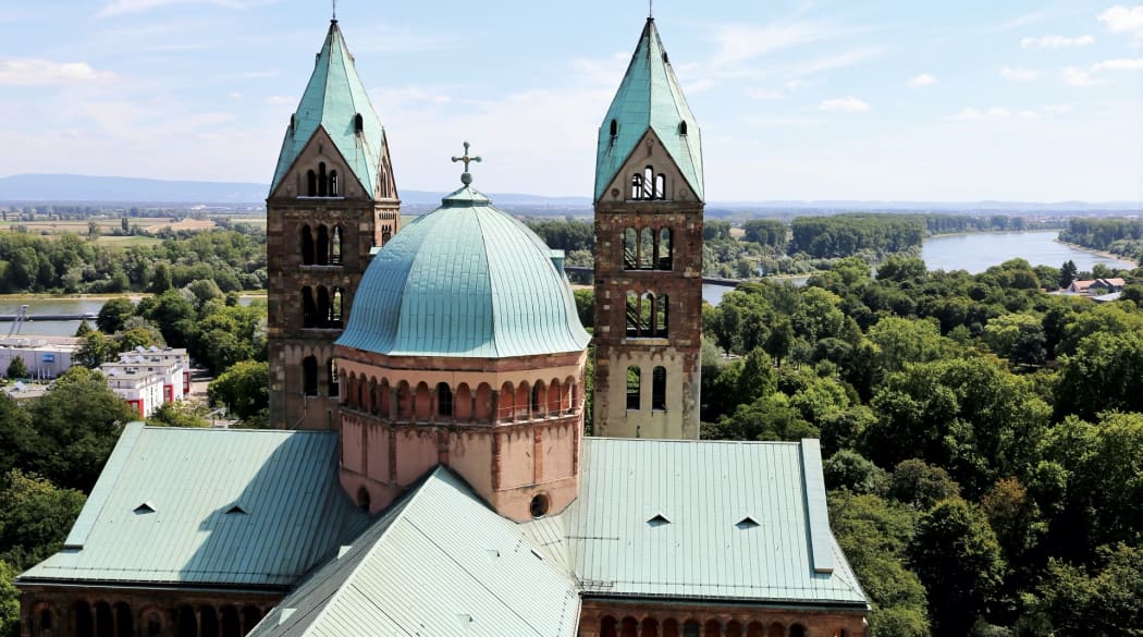 Kuppel des Speyer Dom mit Blick auf den Rhein