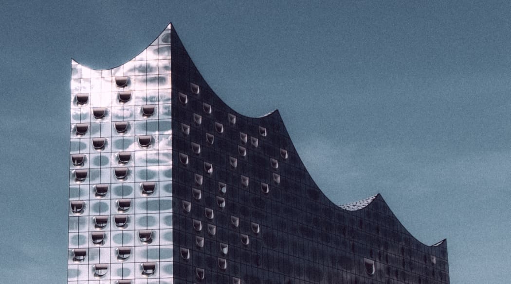 Elbphilharmonie in Hamburg mit Sonnenspiegelung in der Fassade