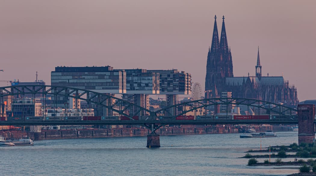 Skyline von Köln mit den Kranhäusern, der Südbrücke und dem Kölner Dom