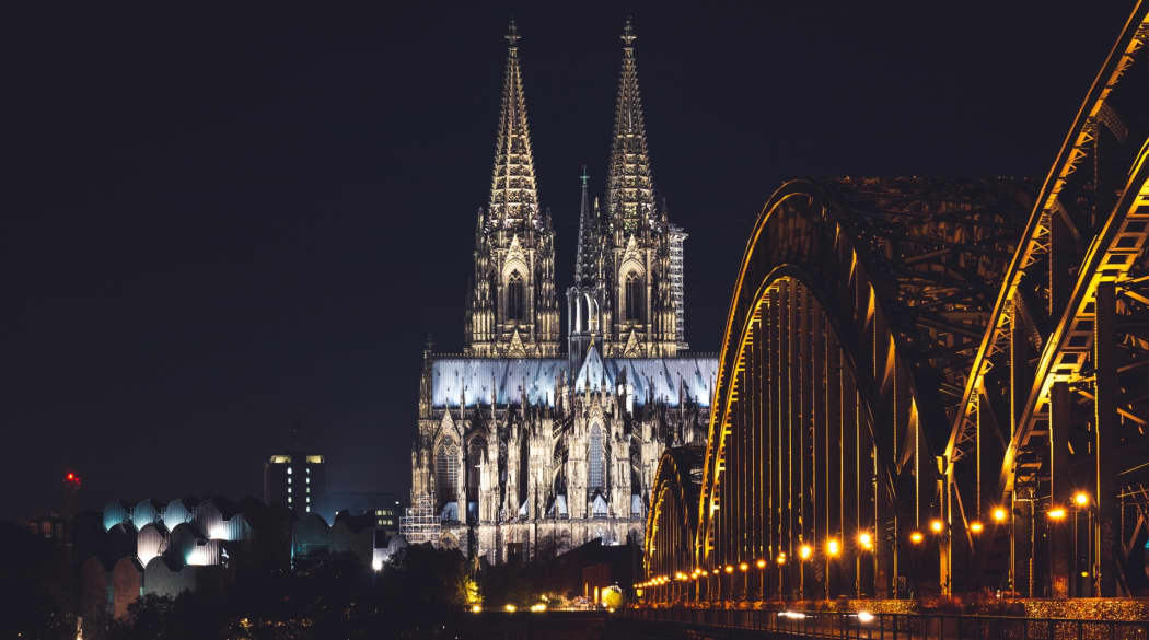 Beleuchteter Kölner Dom und die Hohenzollerbrücke bei Nacht