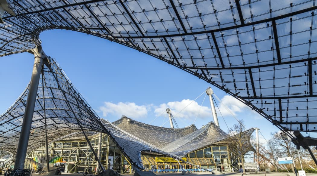 Dachkonstruktion des durchsichtigen Daches des Olympia Stadions in München
