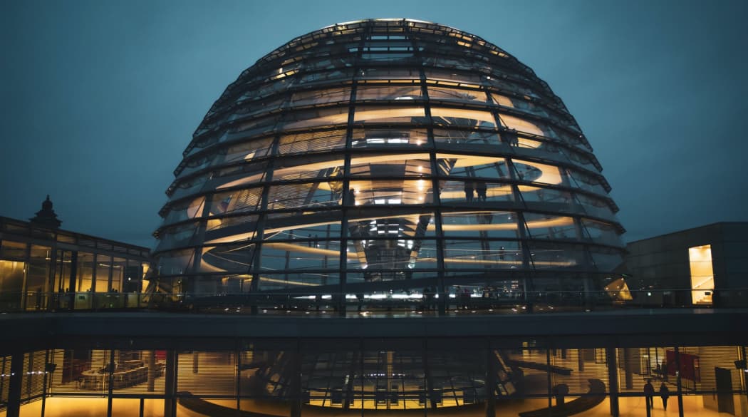 Kuppel des Reichstagsgebäudes bei Nacht