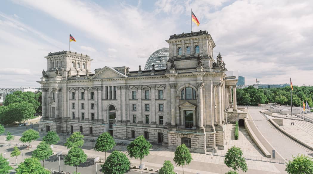 Seitenansicht des Reichtagsgebäudes in Berlin